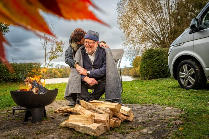 Camping-Katzenkopf-Wintercamping-Feuer-Feuerholz-Paar